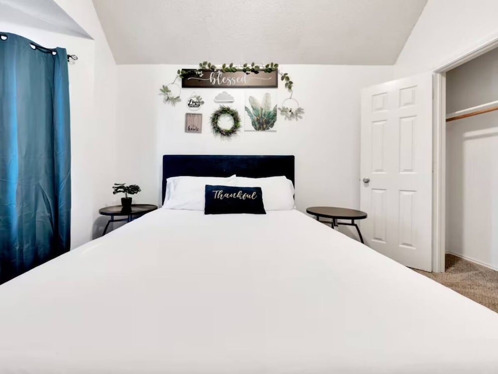 Frisco Castle 3BR Garage Parking Gated Backyard