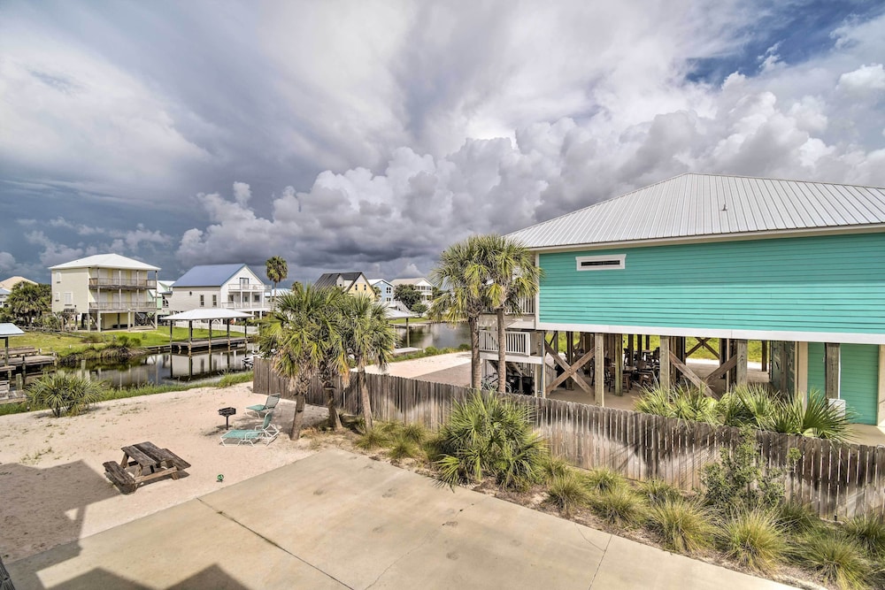 Sunny Gulf Shores Retreat w/ Deck: Walk to Beach! view 5