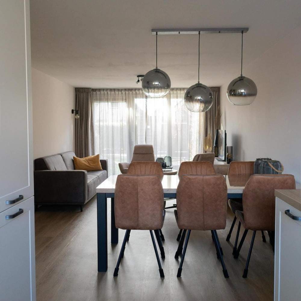 Modern & Cozy Holiday Home Near Beach