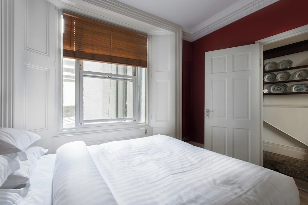Clanricarde Gardens II by Onefinestay