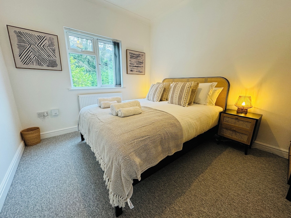 Spacious One Bed Apt With Scenic Views view 3