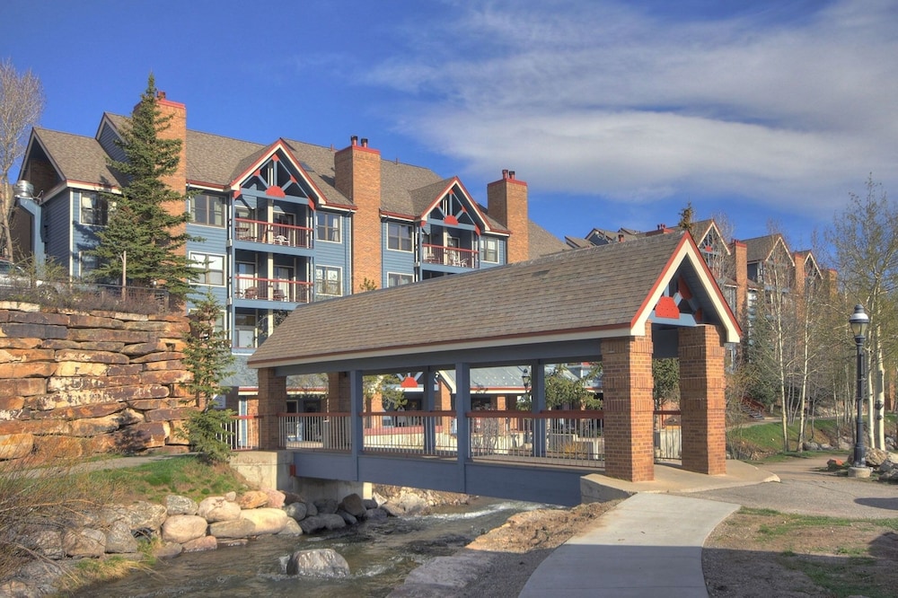 Quaint Winter Hideaway Sleeps 6- Across From Vibrant Main St 2 Bedroom Condo by RedAwning