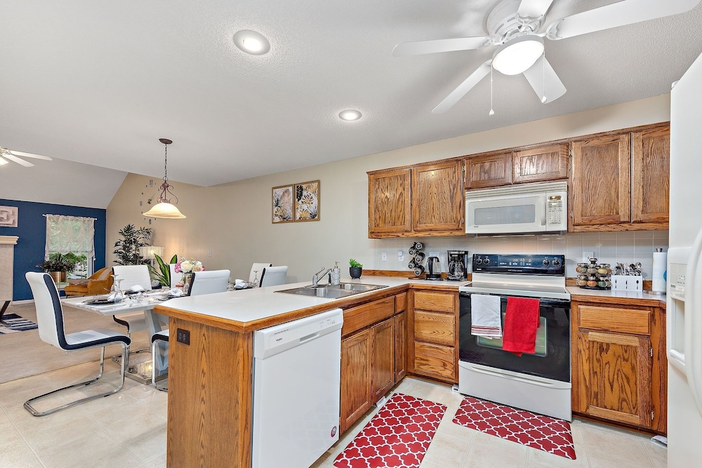 Beautiful Townhome 11 Minutes To Downtown 3 Bedroom Townhouse