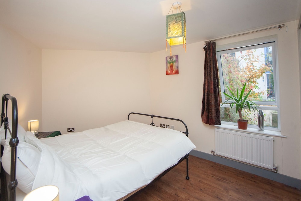 Special 3 Bedroom Townhouse With Parking in Bristol view 4