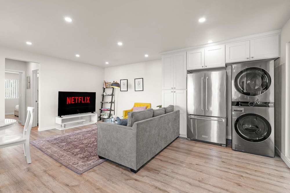 Stylish Home w Free Parking Near LA Hotspots 8