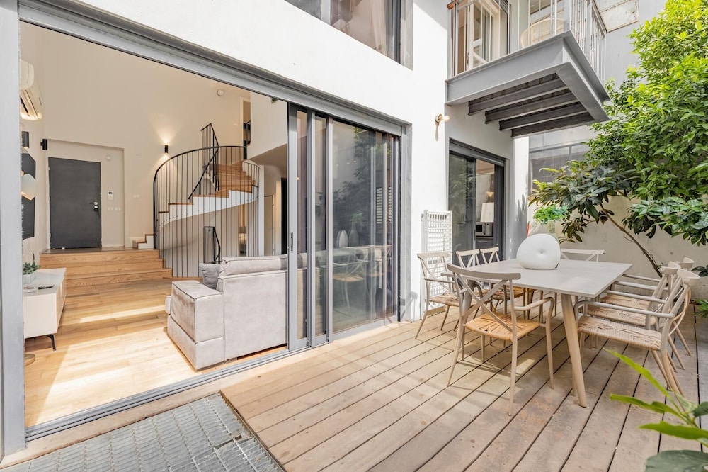 Allenby Spacious 6BR Home by Sea N' Rent