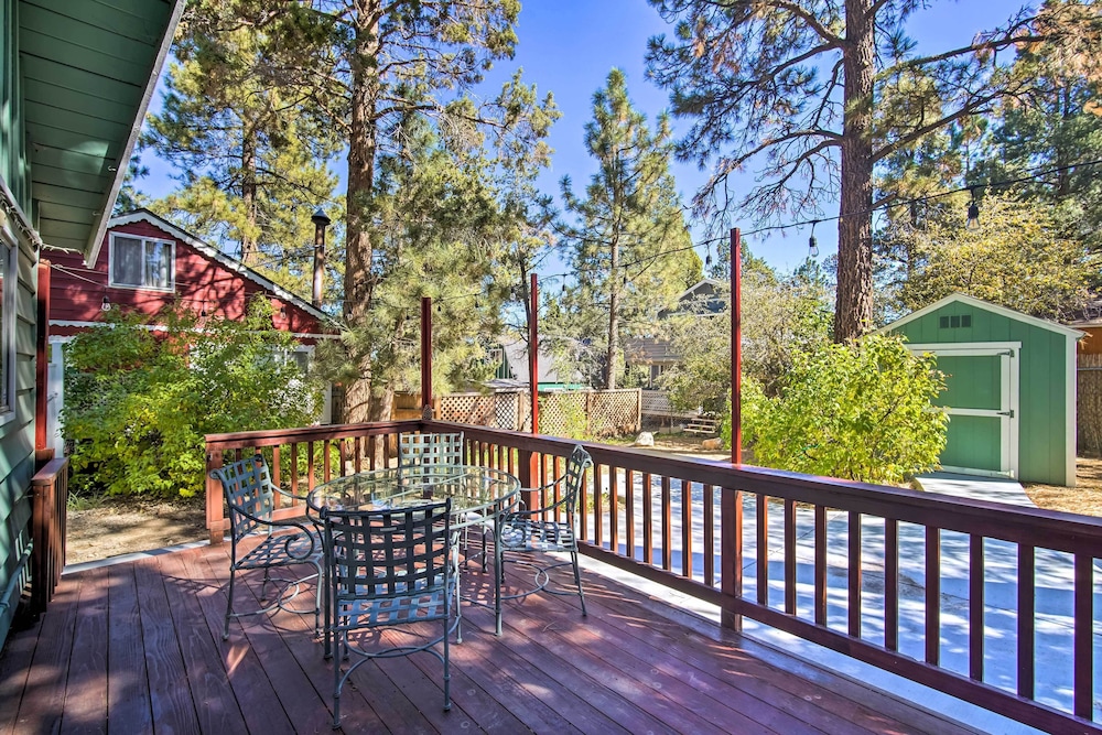 Cozy Sugarloaf Cabin w/ Deck & Yard: 3 Mi to Lake! view 5