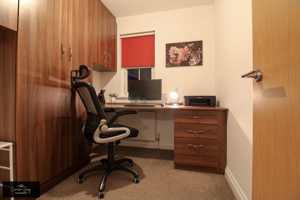 Modern Home in Belfast, Office, Parking, Wifi view 4