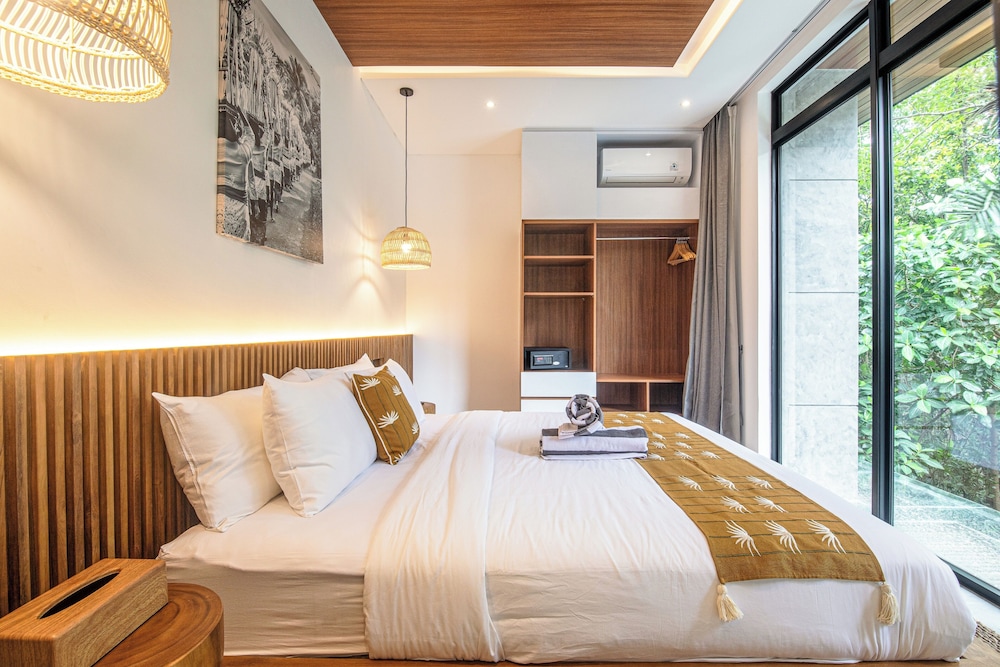 Enchanting 5BR Canggu Villa Moments to Sea