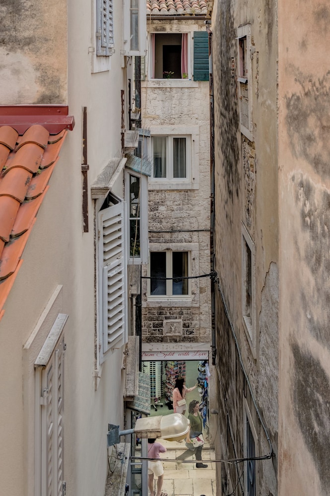 Diocletian'S Corner, Three Bedroom Apartment