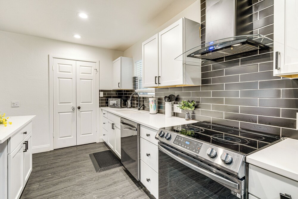Private Hot Tub & Golf Course Views: Lakeway Gem