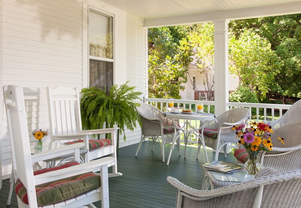 Thorp House Inn & Cottages