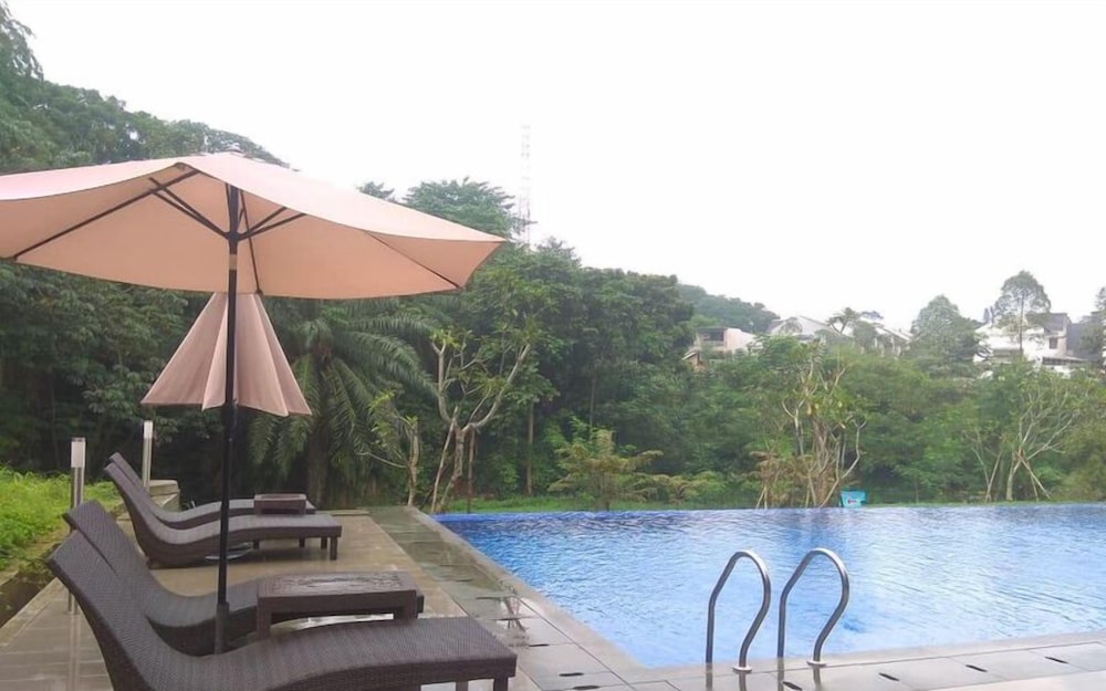 Comfort 1Br At Royal Heights Apartment