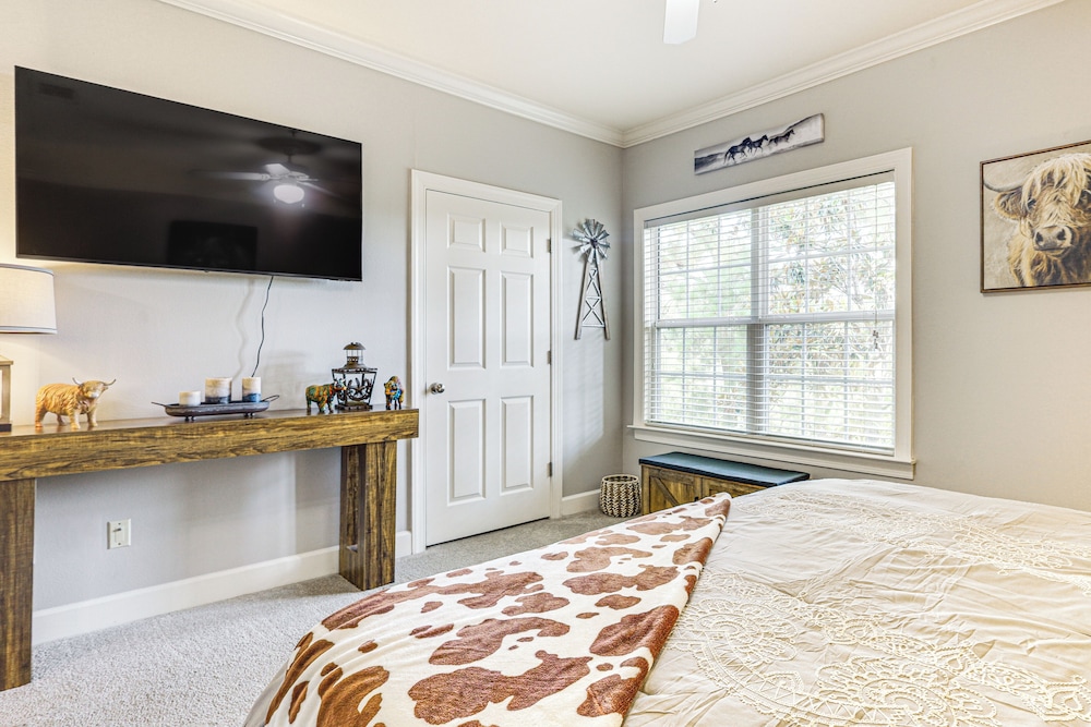 3 Mi to Owa: Modern Condo w/ Resort Pool!