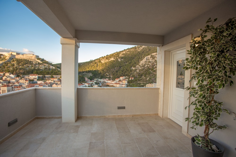 Capitis in the Centre Two units-Private Pool Villa & Balcony Apartment With Amazing View No Pool