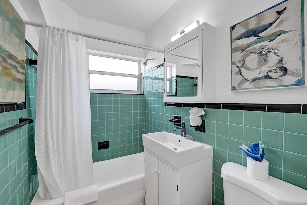 Lovely 1- Bedroom Rental Unit With Pool