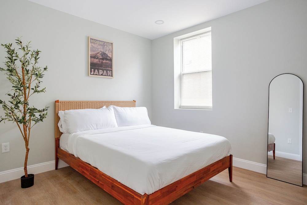 Stylish Minimalist Stay in City Center