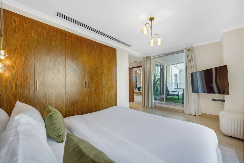 Durrani Homes - Azure 2BR with Burj Khalifa and Fountain View