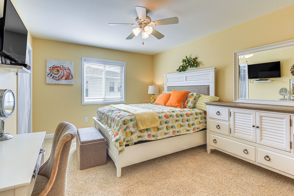Steps to Beach: NMB Condo w/ Balcony & Pool Access