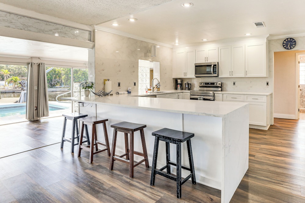 Furnished Sunroom w/ TV! Canal-front Bradenton Gem