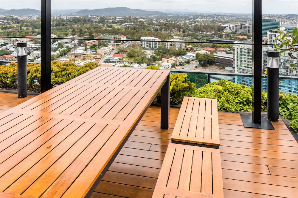 Impeccable 2-bed With Pool & Outdoor Dining