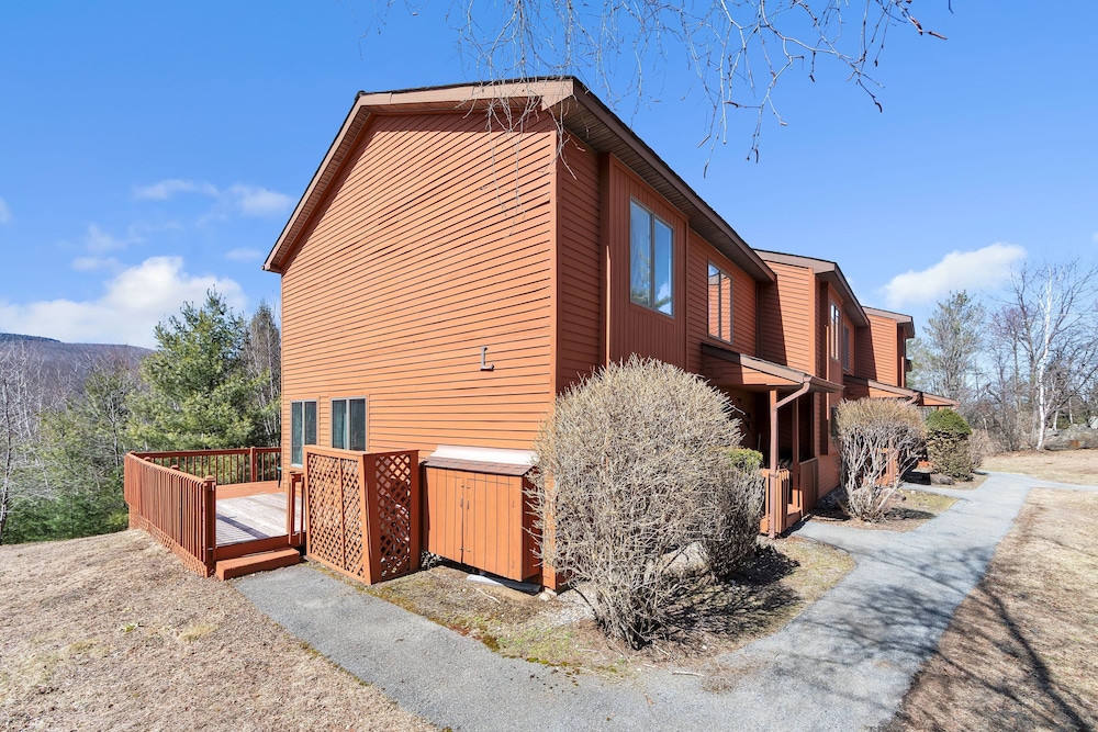 Upper Sleighride 25l - Wrap-around Deck End Unit 3 Bedroom Townhouse by The Summit at Gore Mountain