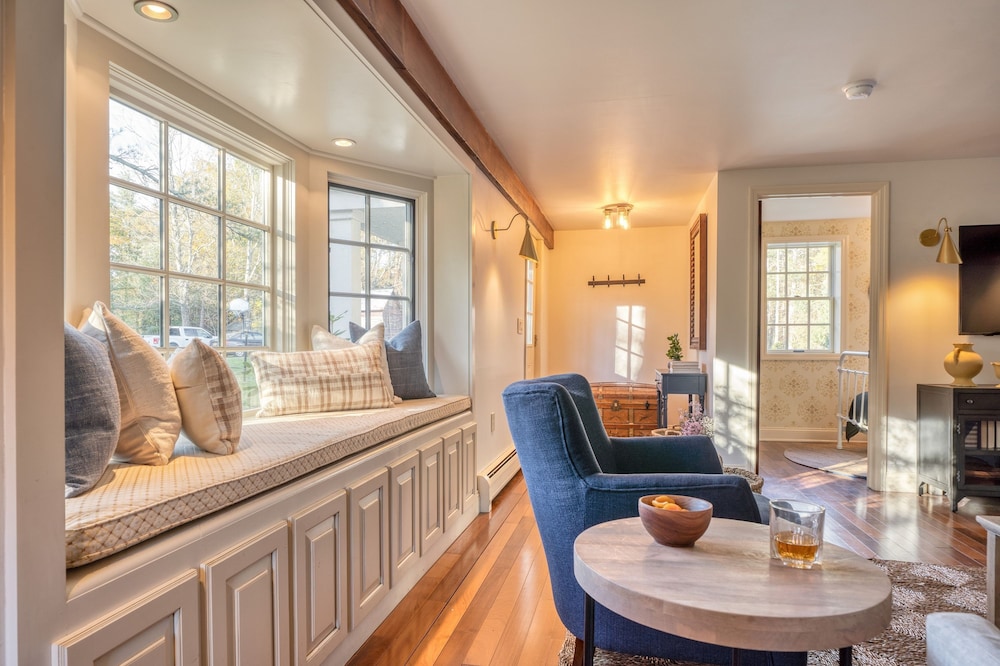 Cortland by Avantstay Charming Heritage Estate w Private Lake Pool