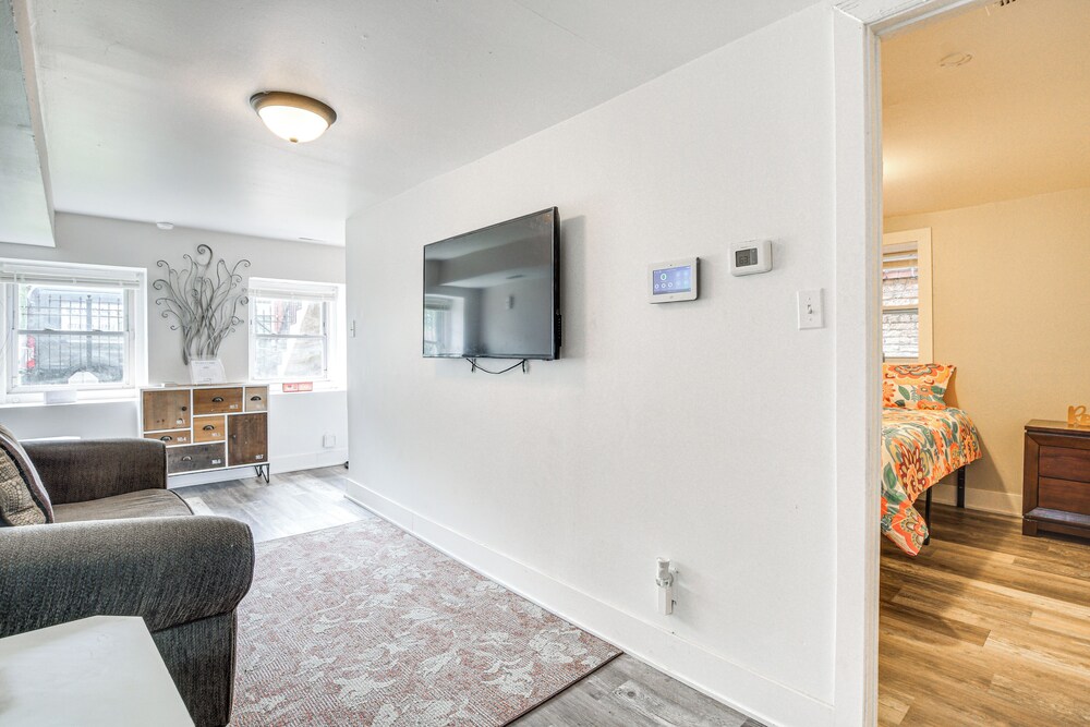 < 2 Mi to Uchicago: Pet-friendly Getaway w/ Yard