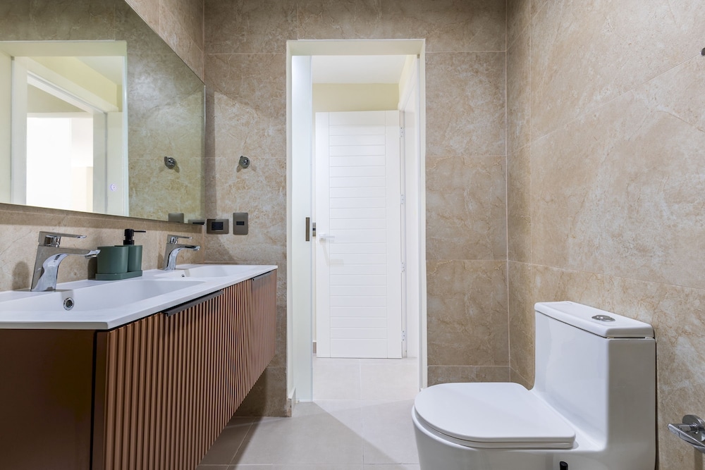 Chic 2BR Stay w Terrace Picuzzi 5 Min to Beach