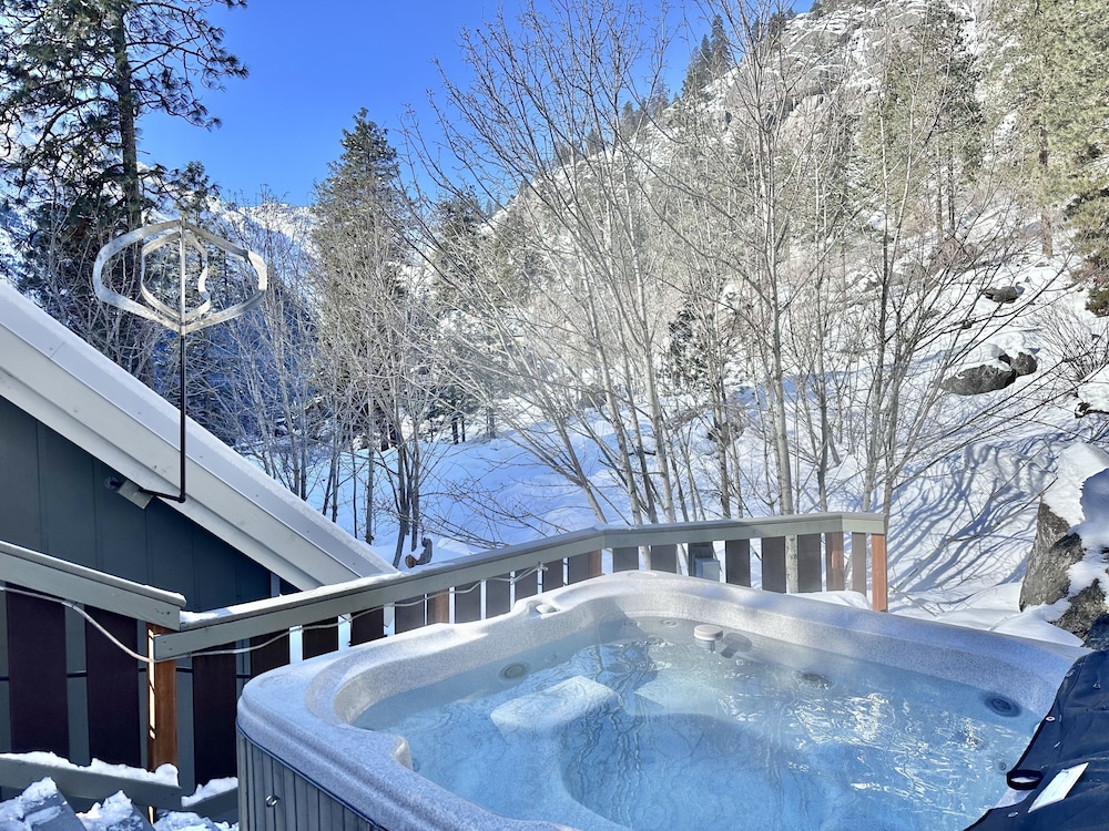 Icicle Chalet 1 Bedroom Cabin