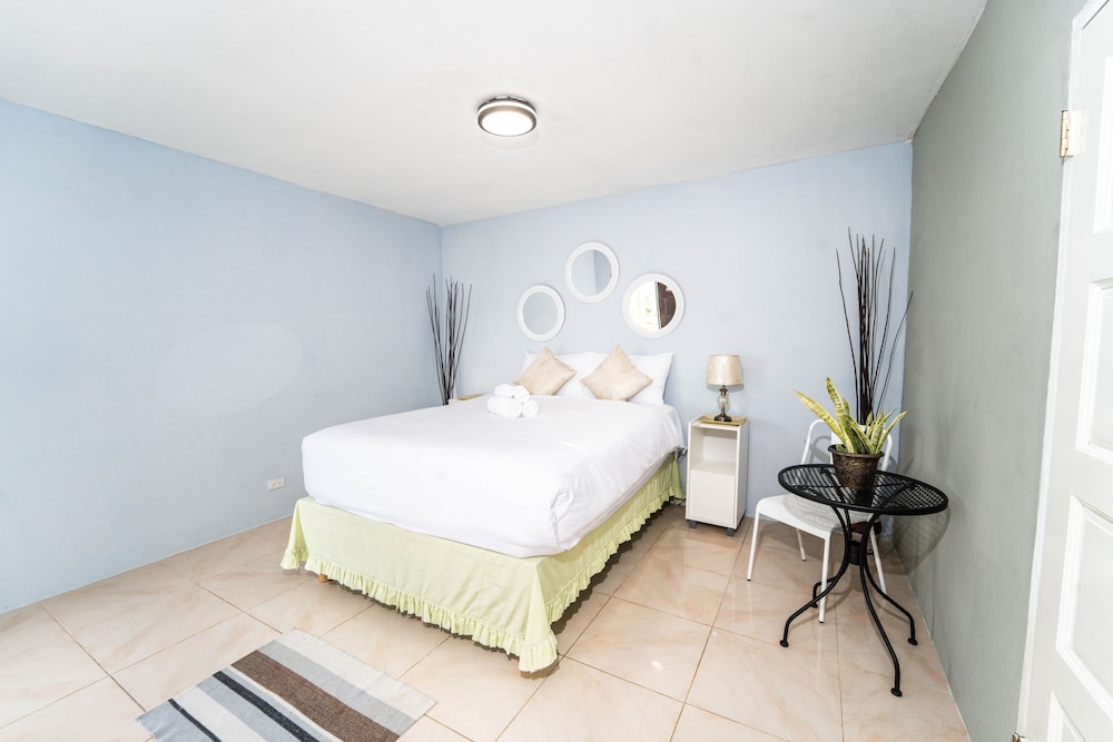 Skyline Suites 2 Queen bedroom 2 Condo by RedAwning view 3