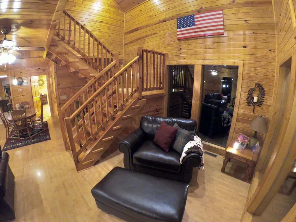 Beautiful Cabin w hot tub Sauna Pool Table