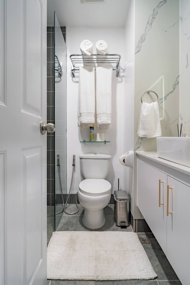 Elegant Studio, Close to the Airport and big Malls