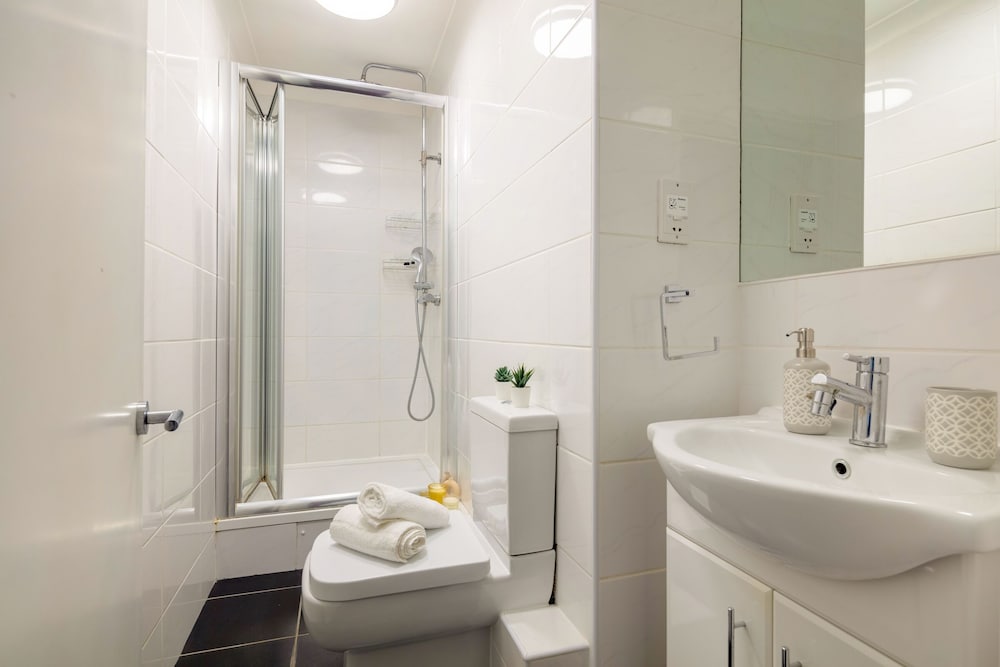 Elegant & Airy 2BR near Regents Park