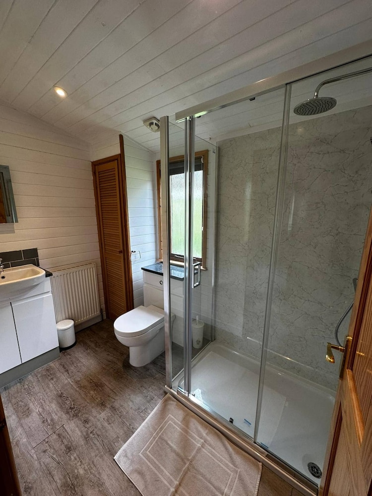 Serene Watermouth Cabin Retreat With Hot Tub & Stunning Coastal Views
