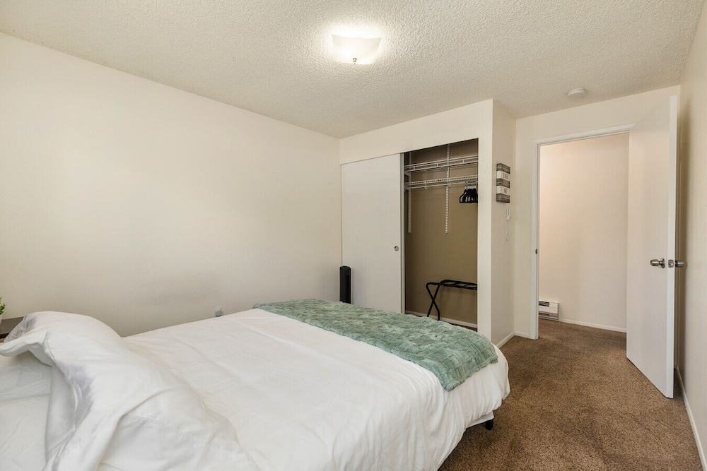 Family-friendly 2BR Home in Lynnwood w Parking
