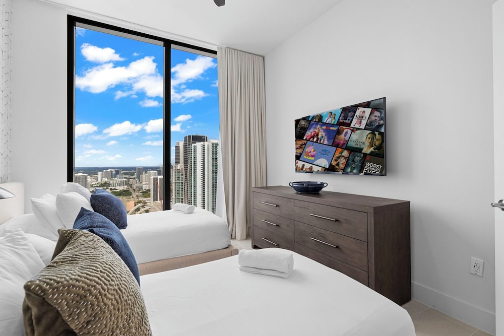 Lux Studio W City Views and Pool
