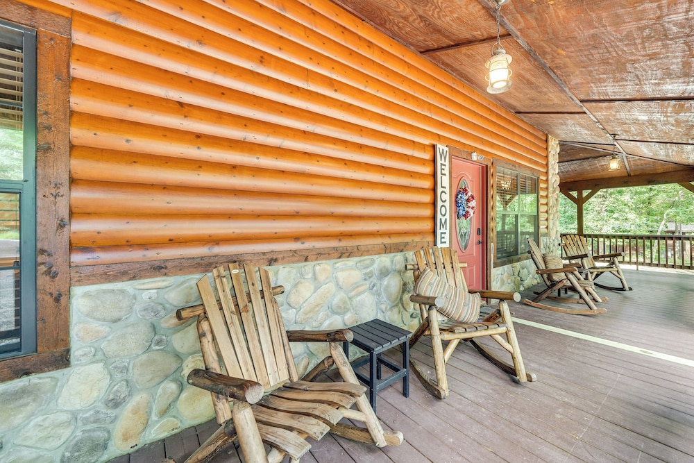 Hot Tub + Game Room: Family Retreat in Broken Bow