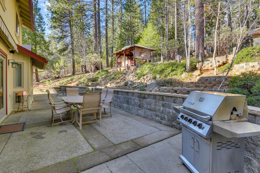 Hot Tub + Pool Table: Cabin Near Calaveras Park!