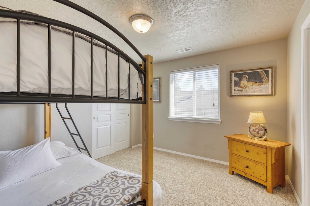 Old Mill Getaway by Avantstay Private Backyard w/ Hot Tub