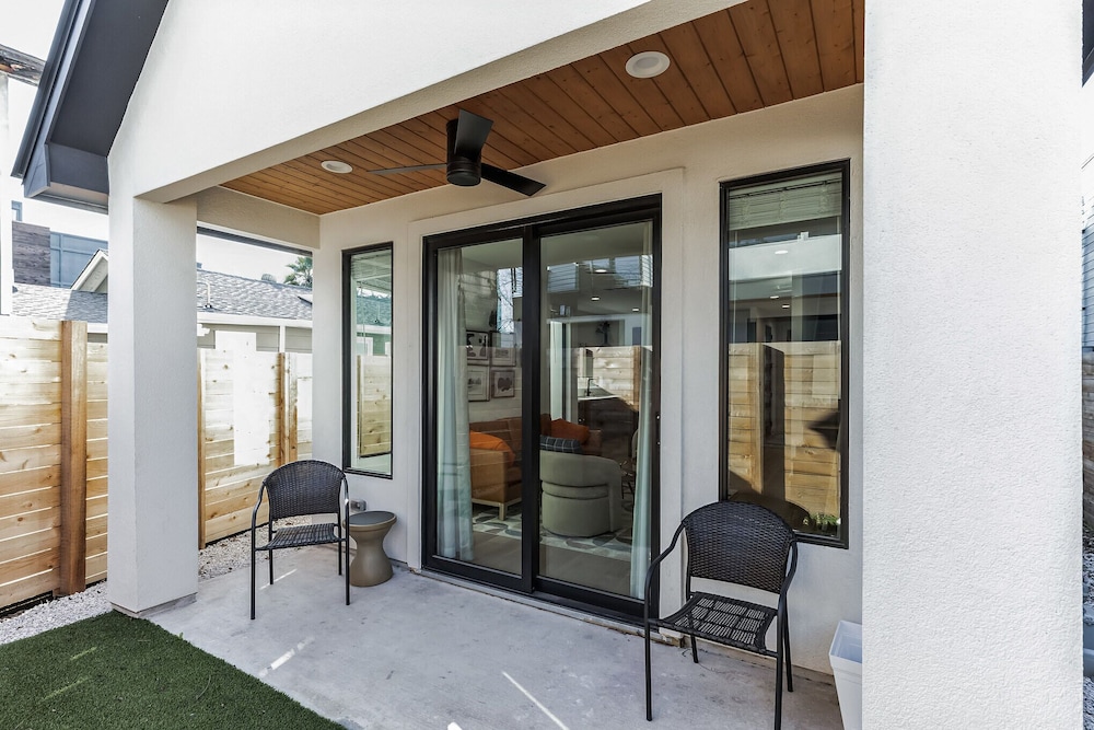 Chic Austin Getaway Brand New w/ Rooftop Patio! - Image 4