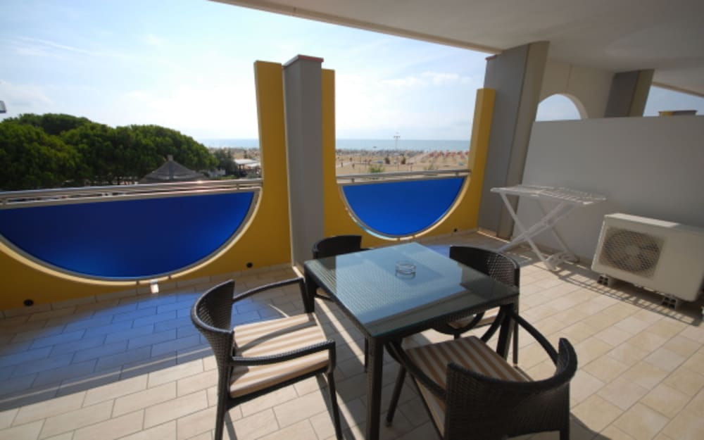 Seaside Bliss- Flat With View on the Pool