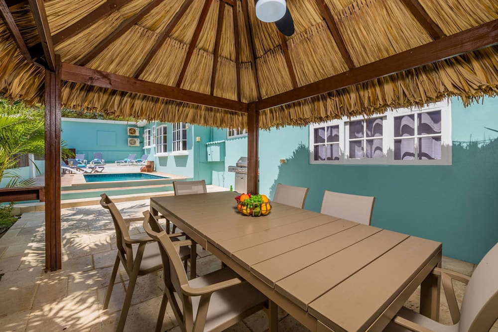 Sleeps 12 Spacious Private Pool Great Location
