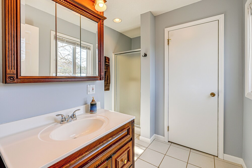 Lakefront Cabin Retreat w/ Dock in Robbinsville!