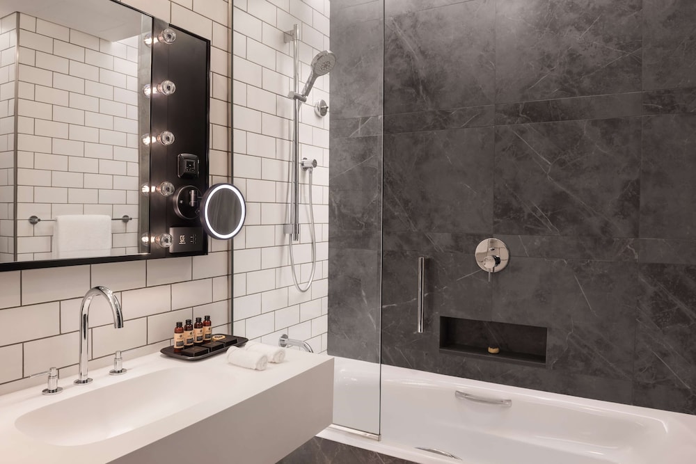 The WB Abu Dhabi, Curio Collection by Hilton