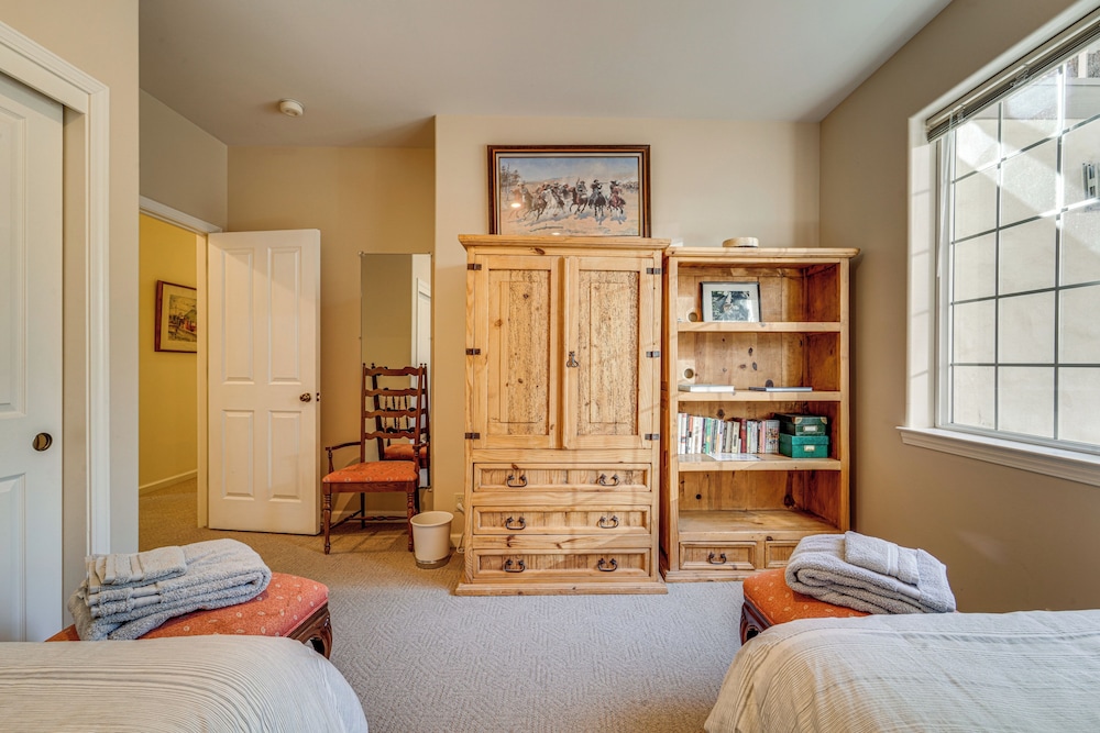 1 Mi to Lift! Olympic Valley Chalet w/ Hot Tub