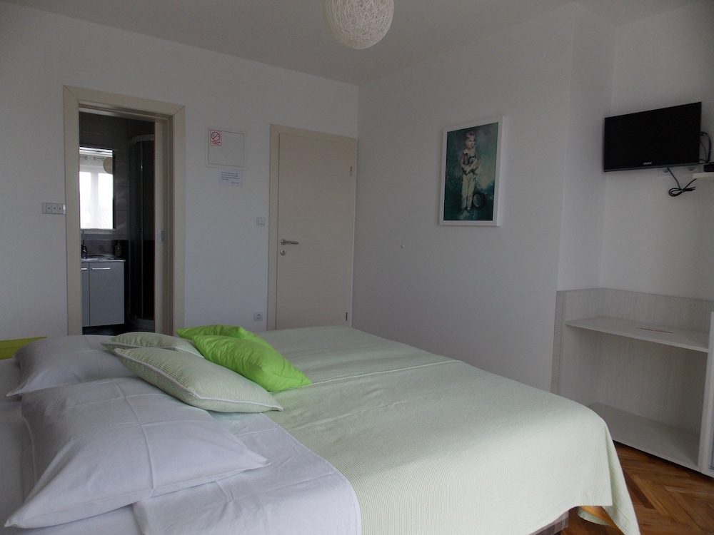 Jele Rooms