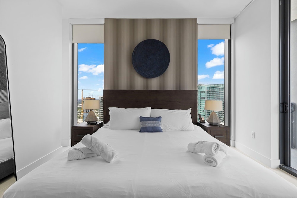 Lux Studio W City Views and Pool