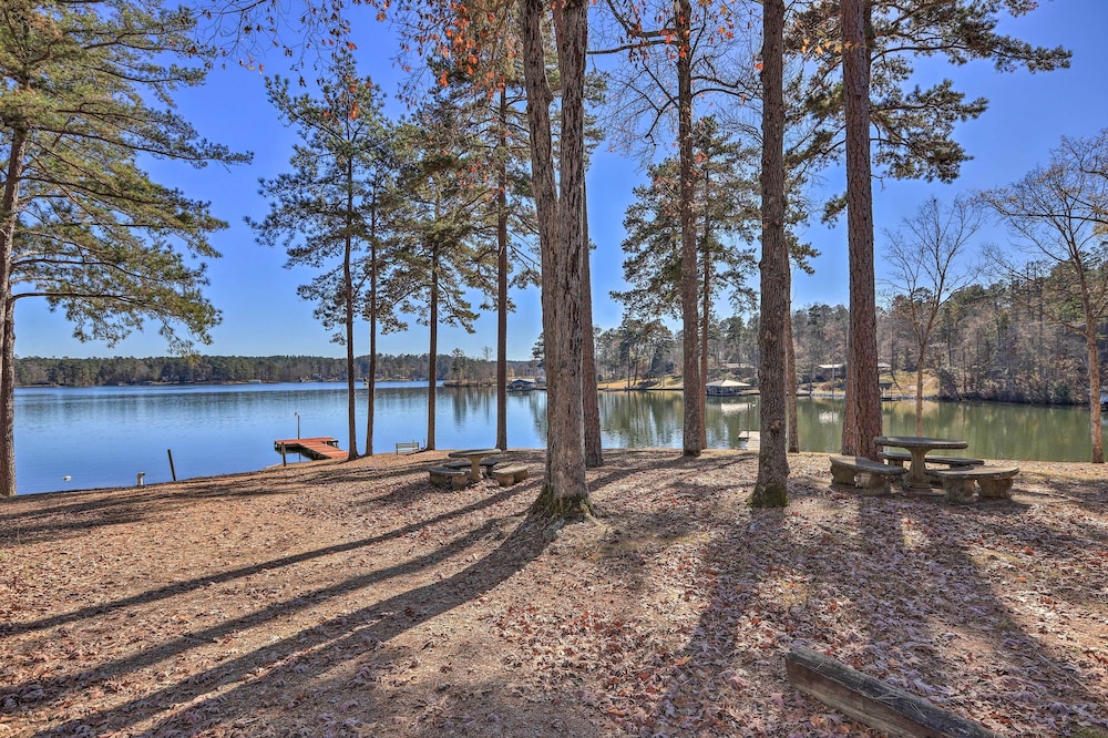 Milledgeville Vacations - Sparta Lake Home w/ Deck  Boating Access! - Property Image 9