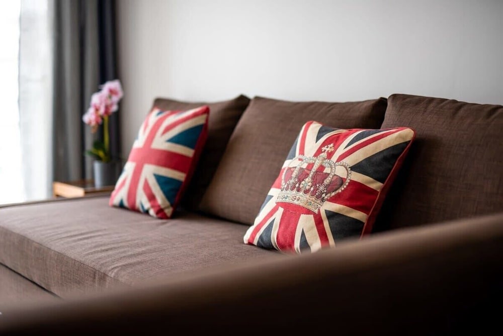 A Stylish 2BR Suite, Water Views, Free Parking